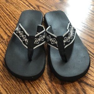 Black/gray/white flipflops